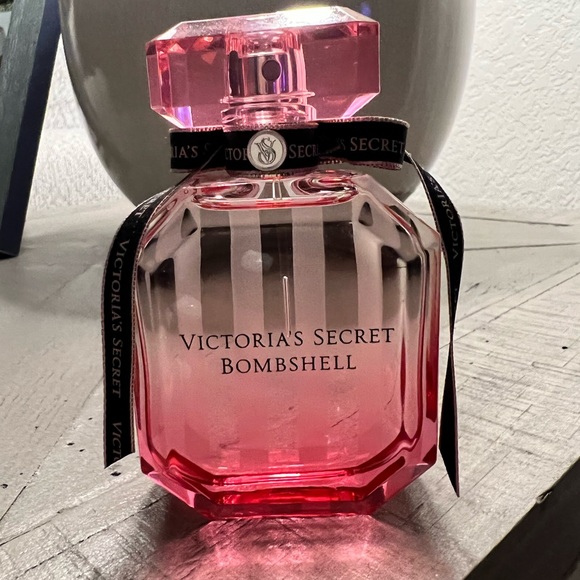 ๐ Victoria Secret Bombshell Parfum 50ml๐ - Picture 3 of 4